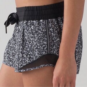 lululemon athletica hotty hot Women's Daisy Dust aplpine Shorts RARE